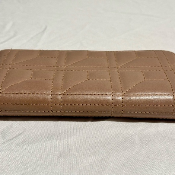 Authenticated Gucci Pearl Matelasse Wallet - Picture 3 of 9